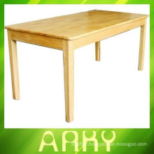 Table en bois de maternelle